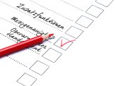 Adobestock ine To-do-Liste, auf der ein roter Stift liegt, ein Häckchen ist mit einem roten Haken.